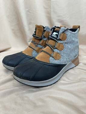 Sorel Women's Out 'N About III Classic Waterproof Boots in Camel/Felt - Size 11